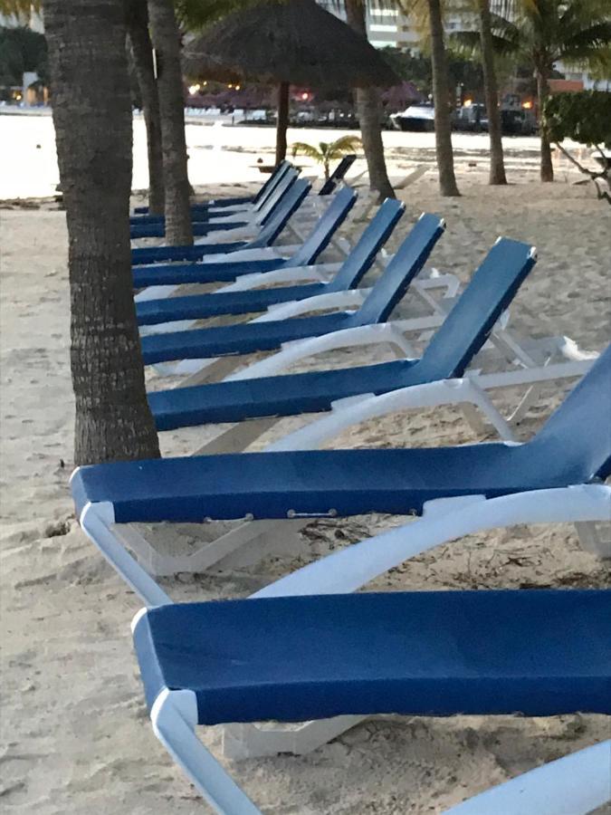 Front Beach Private Room With Shared Bathroom Cancún Extérieur photo