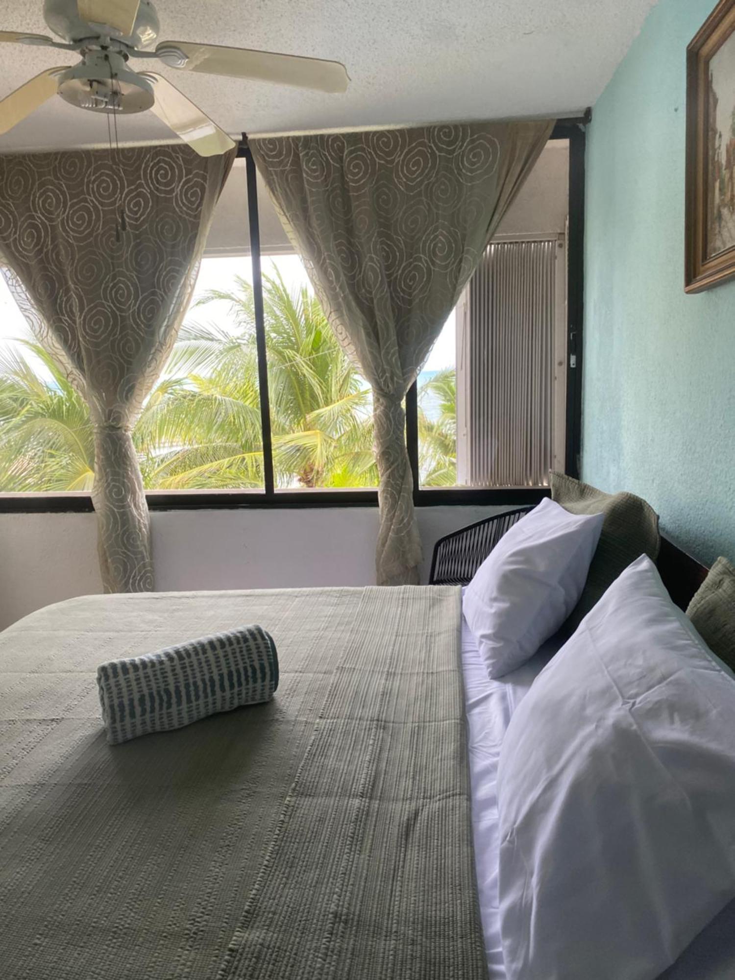 Front Beach Private Room With Shared Bathroom Cancún Extérieur photo